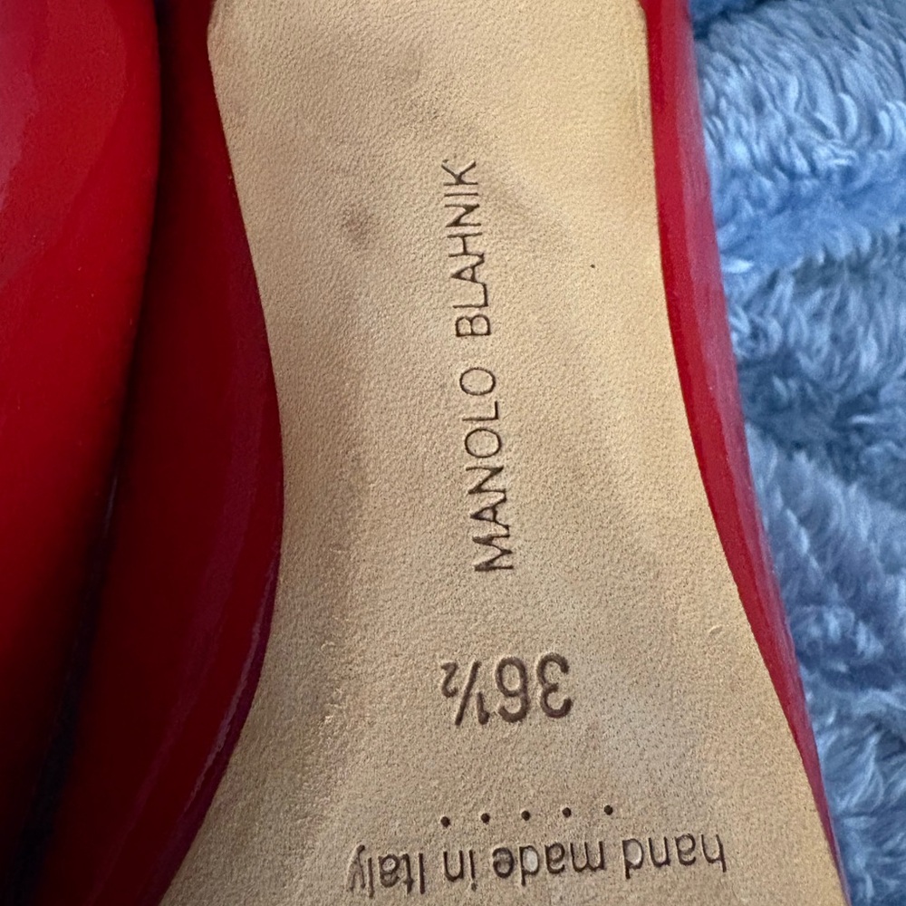 Manolo Blahnik Red Heels with Glossy Patent Leather and Pointed Toe Design - Picture 5 of 6